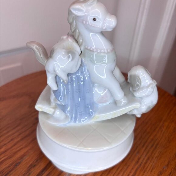 PORCELAIN GLAZED MUSIC BOX ROCKING HORSE 3 PUPPIES BY GEORGE GOOD PLAYS TOYLAND - Picture 2 of 5